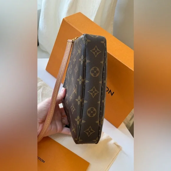 Louis Vuitton Pochette Accesoires - Picture 7 of 7